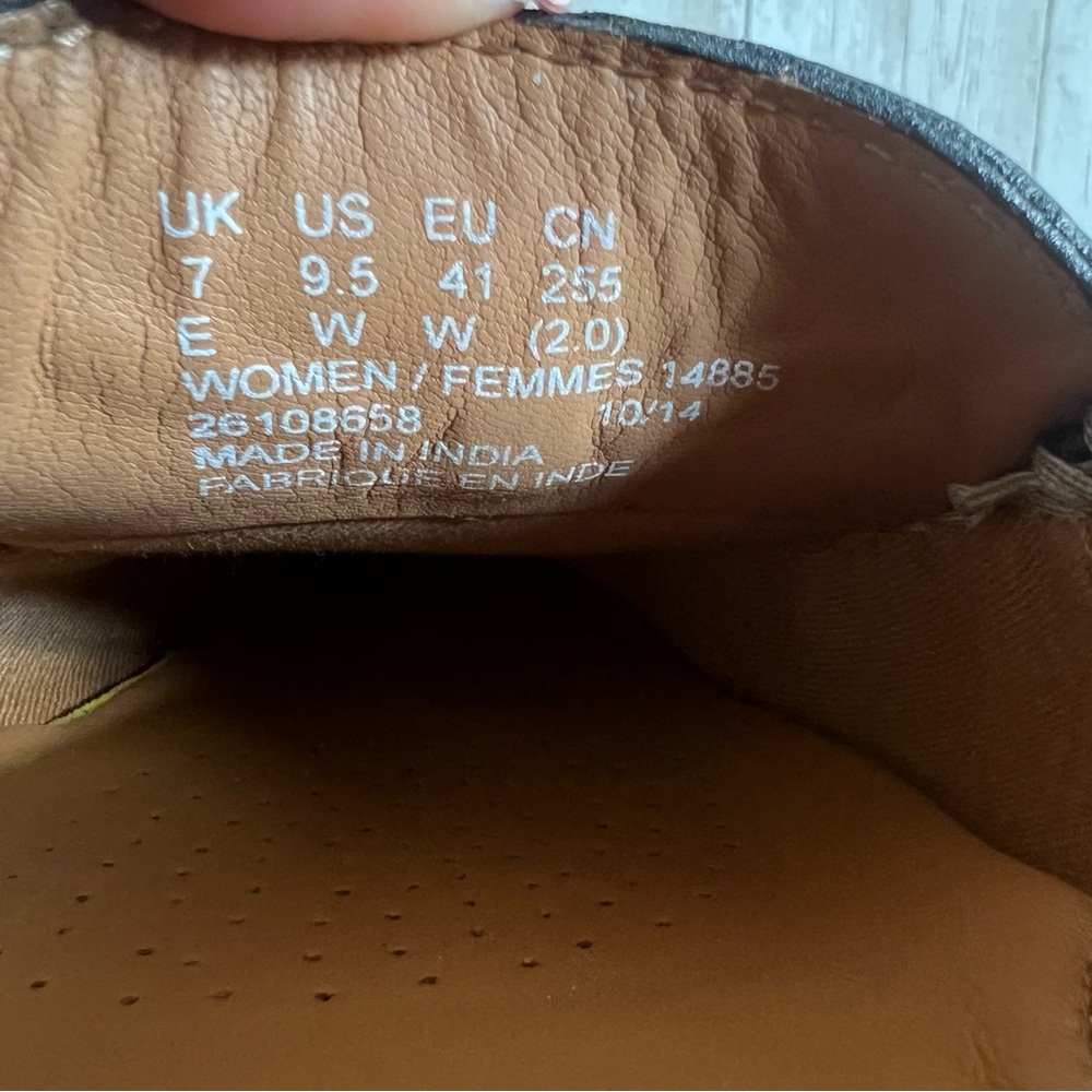 Clarks Artisan Women’s Leather Loafers — Bundle Tan and Navy 9.5 Wide - Picture 9 of 10